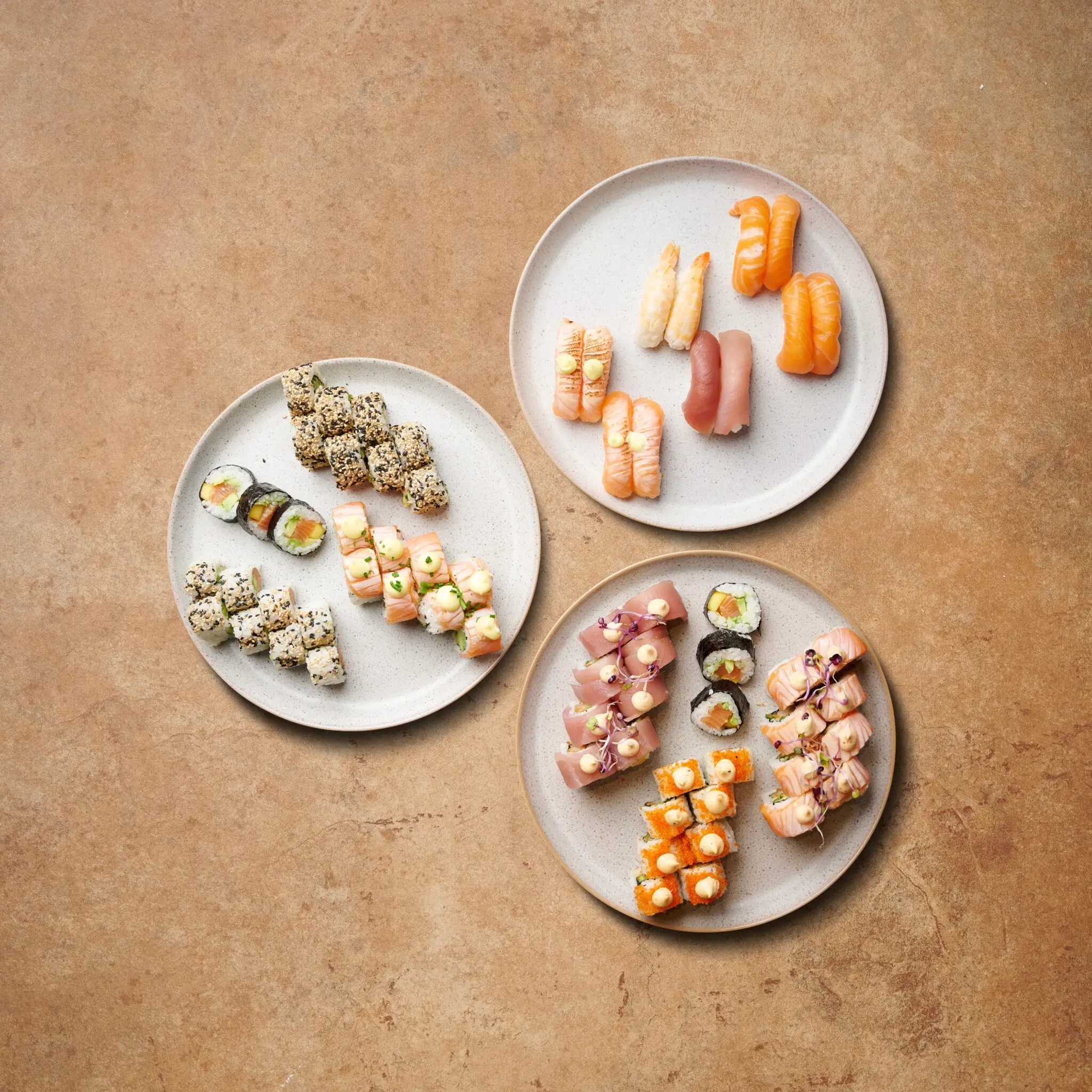 Udvalg af sushi på tre tallerkener