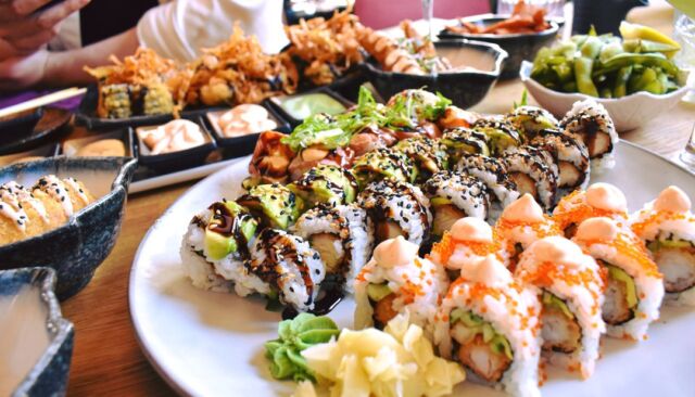 Er du klar til en dejlig start på weekenden? 😍

Vi står klar til at rulle lækker sushi og ryste forfriskende cocktails til dig og dit bedste hold 🍣🍹

Tag din sushi partner 😉

📸: MigogAalborg

#catchsushibar #sushi #nigiri #maki #foodporn #aalborg #bar #cocktails #cocktail #allyoucaneat #sushifestival #takeaway #food #yummy #delicious #giftcard #giveaway #gift #wine #wineanddine #new #newin #cocktails #vibes #catering #event