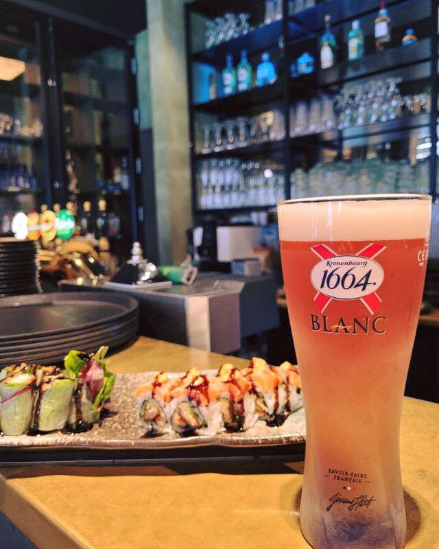☀🍹NYT DRIKKE- OG COCKTAILKORT 🍹☀

Vi går sommeren i møde med en masse friske nyheder 😍

Vi kommer med: 
- Blanc Rosé
- 4 nye hjemmelavede cocktails + 1 klassisker 
- 3 nye økologiske safte 
- 4 nye økologiske sodavand 

Nu er der ingen undskyldning for at få noget ekstra godt til ganen 😋

Hvem skal du have med? 😉

#catchsushibar #sushi #nigiri #maki #foodporn #aalborg #bar #cocktails #cocktail #allyoucaneat #sushifestival #takeaway #food #yummy #delicious #giftcard #giveaway #gift #wine #wineanddine #new #newin #cocktails #vibes #catering #event