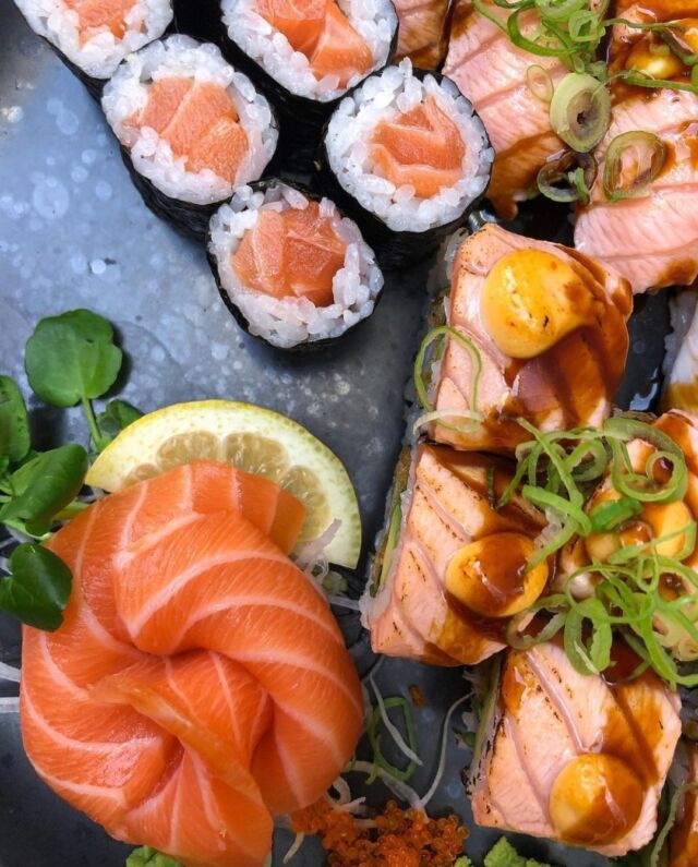 Mandag = 🍣

Hvis du især er glad for sushi med laks, så er det næsten dumt ikke at starte ugen hos os 😉

#catchsushibar #sushi #nigiri #maki #foodporn #aalborg #bar #cocktails #cocktail #allyoucaneat #sushifestival #takeaway #food #yummy #delicious #giftcard #giveaway #gift #wine #wineanddine #new #newin #cocktails #vibes #catering #event