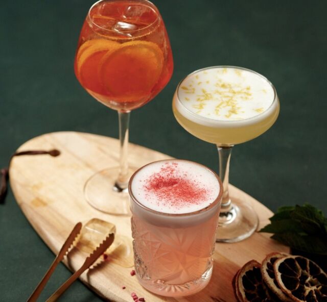 Augustmåned er over os 😍

Vejrguderne har været ekstra gode ved os og det betyder tid til lækre og forfriskende cocktails 🌞🍹

Vores drinkskort indeholder både klassiskere og hjemmelavede cocktails, som vi med sikkerhed ved rammer plet hos dig 😋

Book bord via linket i vores bio

Hvem skal du have med til drinks? 😁

#catchsushibar #sushi #nigiri #maki #foodporn #aalborg #bar #cocktails #cocktail #allyoucaneat #sushifestival #takeaway #food #yummy #delicious #giftcard #giveaway #gift #wine #wineanddine #new #newin #cocktails #vibes #catering #event