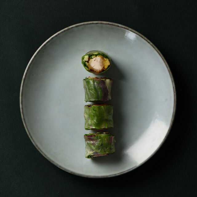 Rispapir kylling 🍗🌿
Crispy kylling/ avocado/ salat/ agurk og teriyaki-sauce.

#Aalborg #catchsushibar #allyoucaneat #cocktails #AalborgCity #umami #vibes #seafood #sushirestaurant #japanesefood #CozyEvenings #sushilover #sushiroll #duck #denmark #japan #instagood  #dinein #frokost #rispapir #sushi
