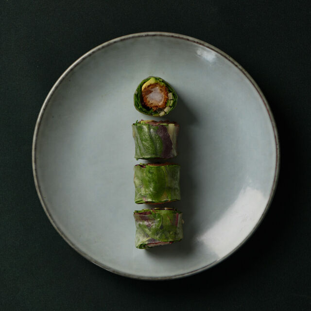 Rispapir crispy ebi 🍤🌿
Tempurareje/ salat/ avocado/ agurk/ chilimayo og teriyaki-sauce.

#Aalborg #catchsushibar #allyoucaneat #cocktails #AalborgCity #umami #vibes #seafood #sushirestaurant #japanesefood #CozyEvenings #sushilover #sushiroll #duck #denmark #japan #instagood  #dinein #frokost #rispapir #sushi