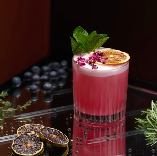 Glædelig Valentines Day 🍸💕
Skål i Pink Date: En frisk gin cocktail med citrusnoter og et strejf af fersken sake.
Let, elegant og en af vores mest populære lige nu.

Perfekt til en aften med lidt ekstra stemning 🫶