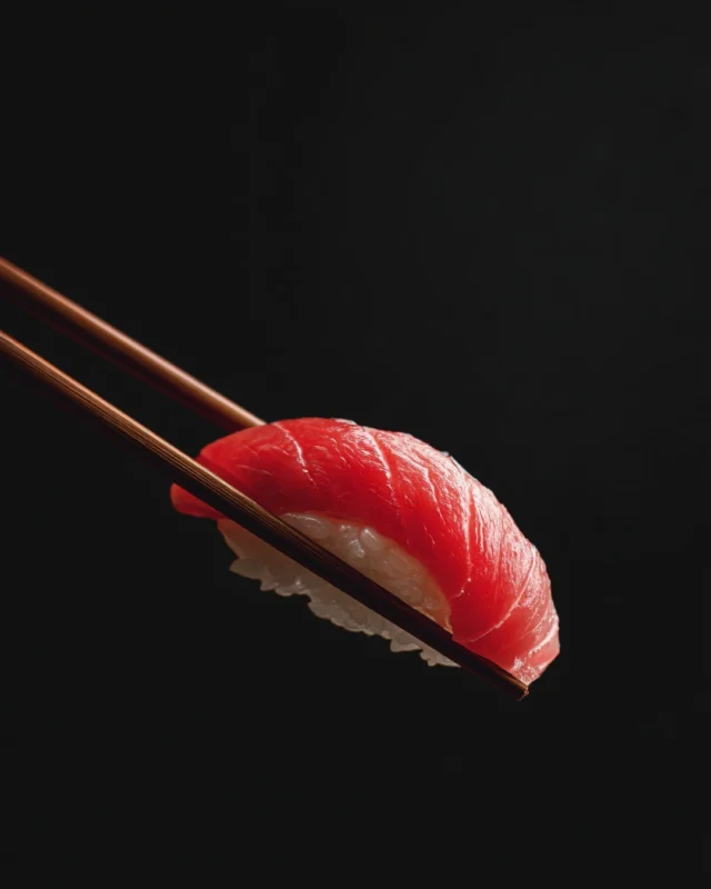 Tuna, helt enkelt 🍣
Skåret med ro, serveret uden unødige dikkedarer.
Ren smag, blød tekstur og den slags bidder, man lige lukker øjnene for et øjeblik for.

Nogle ting behøver ikke mere.